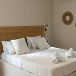 Noe In Center Of Appartement Tínos