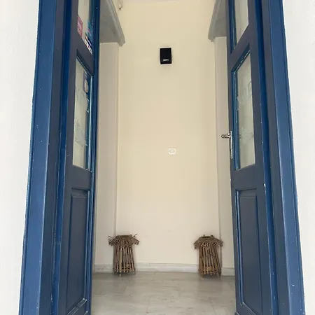 Noe In Center Of Tínos
