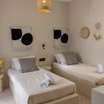 Noe In Center Of Appartement Tínos