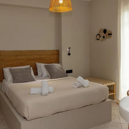 Noe In Center Of Apartamento Tínos