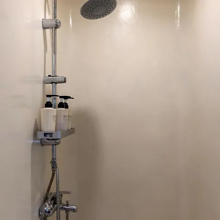 Noe In Center Of Tínos